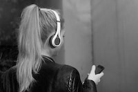 Mobius Strip-Inspired Headphones Image 6
