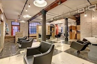 Utilitarian Makeup Salons Image 3
