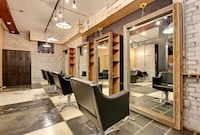 Utilitarian Makeup Salons Image 8