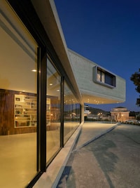 Cantilevered Concrete Homes Image 5