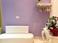 Comfortable Nail Bars Image 3