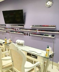 Comfortable Nail Bars Image 4