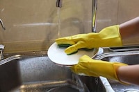Scrubber-Embedded Cleaning Gloves Image 3