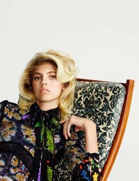 Patterned Retro Fashion Image 2