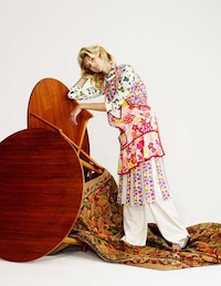 Patterned Retro Fashion Image 6