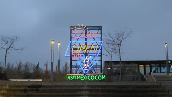40 Dynamic Outdoor Billboards
