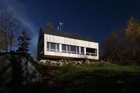 Subtly Cantilevered Houses Image 5