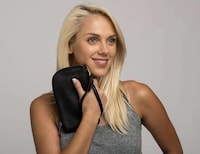 Smartphone-Charging Clutches Image 2