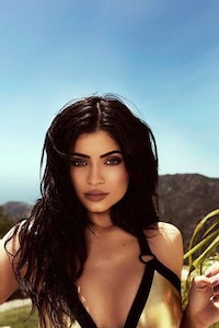 Celebrity Sibling Swimwear Image 4