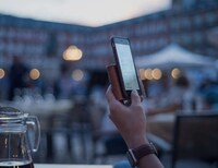 Smartphone-Charging Wallets Image 2