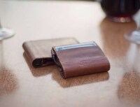 Smartphone-Charging Wallets Image 4