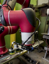 Smart Electronics Manufacturing Robots Image 4