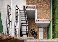 Tree-Textured Home Exteriors Image 8