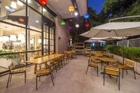 Plant-Covered Cafes Image 2