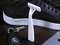 Non-Electric Stubble Razors Image 3