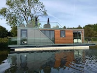 Energy-Efficient Houseboats Image 5
