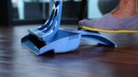 One-Handed Sweeping Brooms Image 4