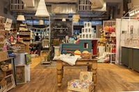 Charming Indoor Food Halls Image 3