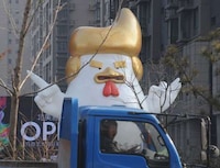 Presidential Rooster Statues Image 2