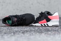 Modernized 90s Sneaker Editorials Image 3