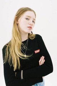 90s Film-Inspired Fashion Image 4