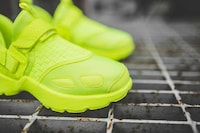 Highlighter-Yellow Basketball Sneakers Image 4