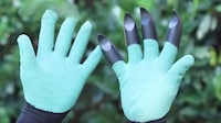 Clawed Gradening Gloves Image 3