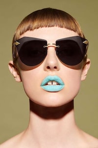 Eyeshadow-Inspired Sunglasses Image 6