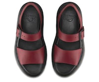 Comfortable 90s-Inspired Sandals Image 6