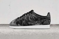 Feminine Tie-Dyed Sneakers Image 4