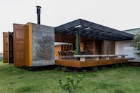 Hybrid Green Wall Architecture Image 4