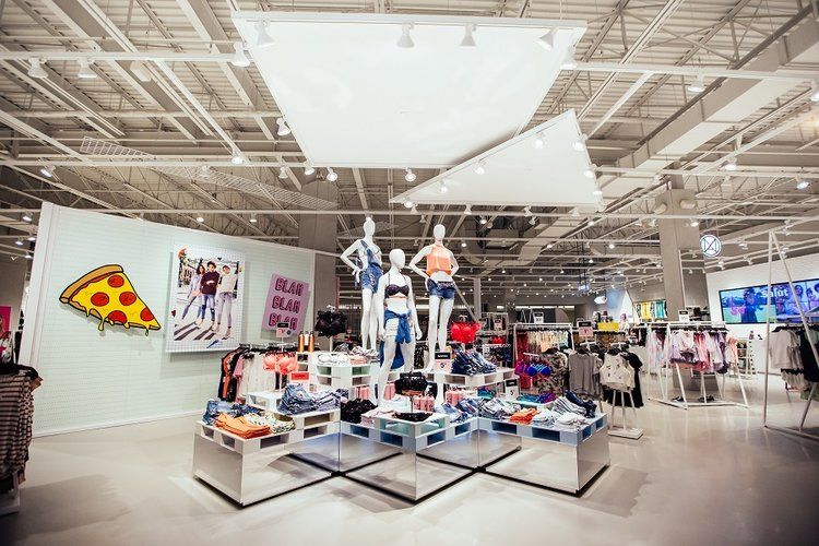 Sprawling Accessories Stores