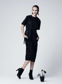 Avant-Garde Street Fashion Image 7