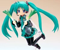 Vamped-Up Manga Figurines Image 2