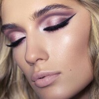 Versatile 15-Shade Makeup Palettes Image 5