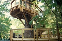 Elevated Outdoor Meeting Spaces Image 2