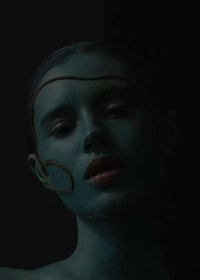 String-Topped Beauty Portraits Image 4