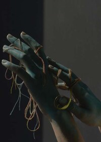 String-Topped Beauty Portraits Image 8