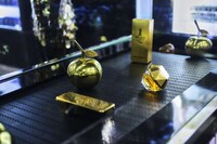 Airport Perfume Installations Image 3