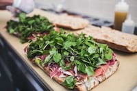 Large-Scale Airport Food Halls Image 2