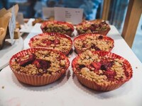 Large-Scale Airport Food Halls Image 3