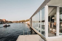 Energy-Neutral Floating Villas Image 8