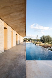Symmetrical Artistic Studios Image 7