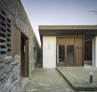 Distraction-Free Minimalist Retreats Image 5