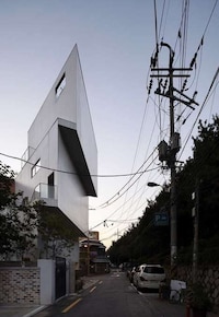 Illusory Triangular Offices Image 2