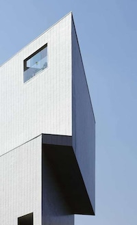 Illusory Triangular Offices Image 4