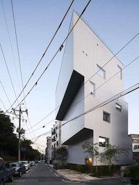 Illusory Triangular Offices Image 5