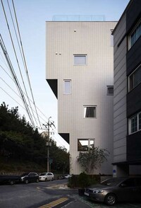 Illusory Triangular Offices Image 6