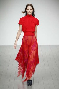 Emotion-Mimicking Fashion Lines Image 7