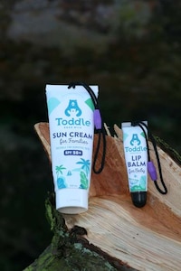 Clasp-Integrated Skincare Image 3